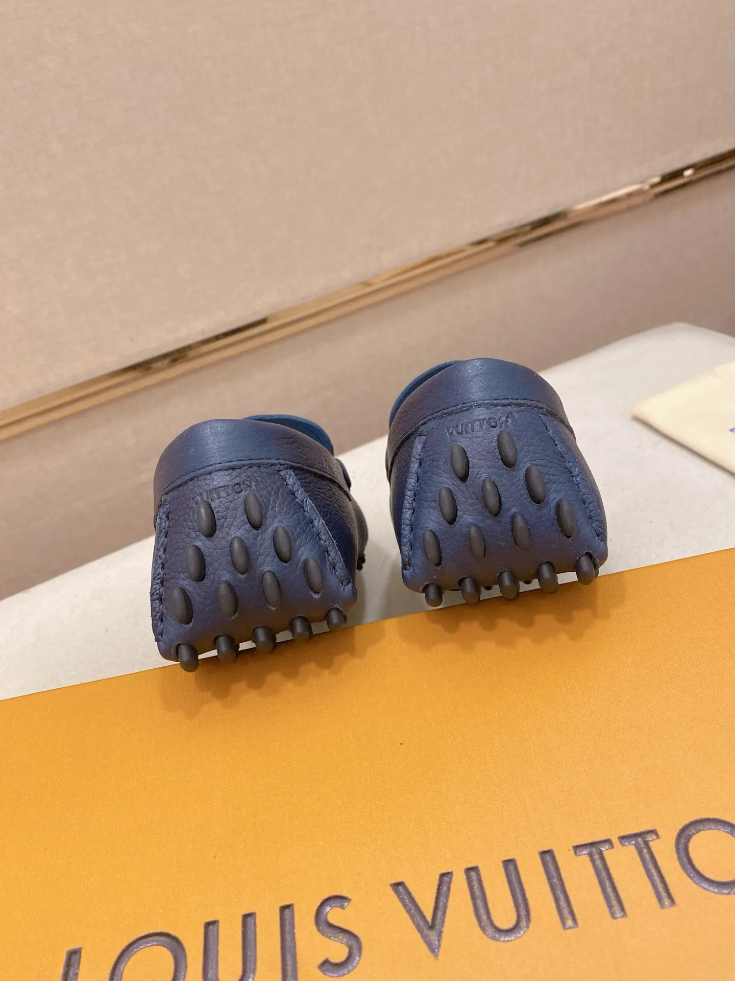 Factory price: 500💰High-end quality! LV 🆕🆕Exclusive hot-selling products in stock🔥🔥New products on the shelves, high-quality Ferragamo men's pea shoes, high-end casual driving shoes, with complete packaging! 💪 💪 Material: imported pebbled first-layer cowhide 🐂 + imported high-quality buffalo leather lining + wear-resistant outsole 👍🏻👍🏻 Features: high-end and comfortable, purely handmade 🚀 🚀 Create the perfect shoe that suits you best 🔥 🔥 Size: (38-44) 45 standard size can be customized!